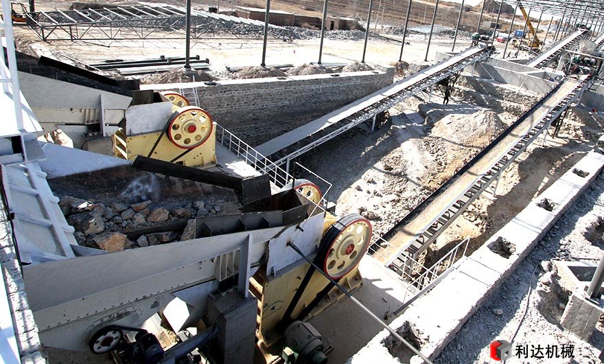 制砂機(jī)礦石生產(chǎn)現(xiàn)場(chǎng)
